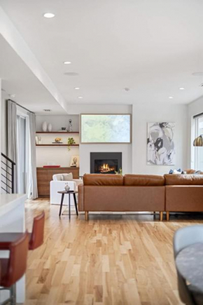 3BR Luxury LoHi Townhome Rooftop Views Sleeps 6 Family